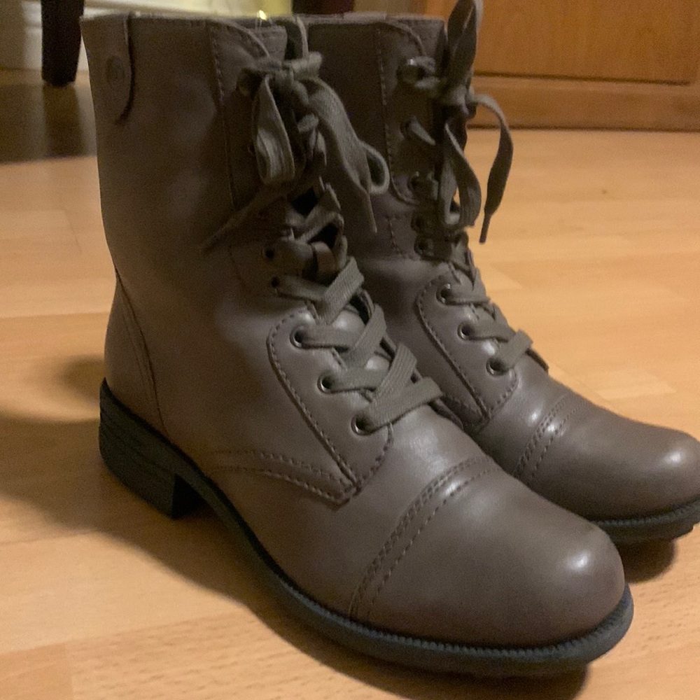 Rockport Boots // gray // size 8 // good condition